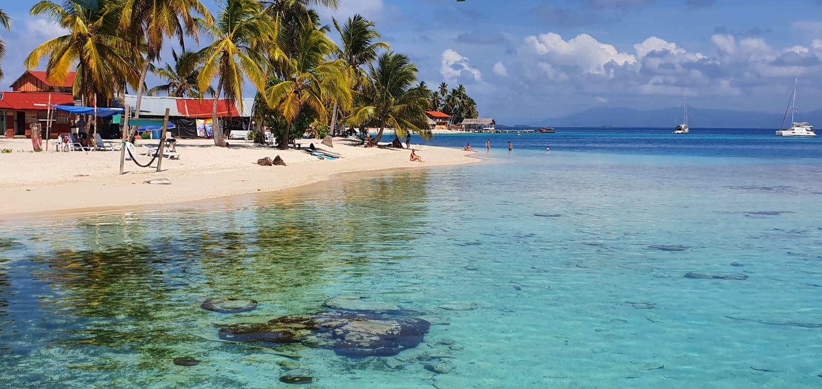 White-sand beach and turquoise water in the San Blas Islands, Guna Yala