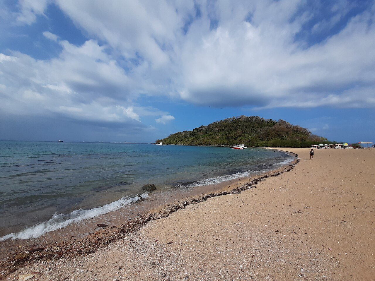 Beach and sandbar on Taboga Island