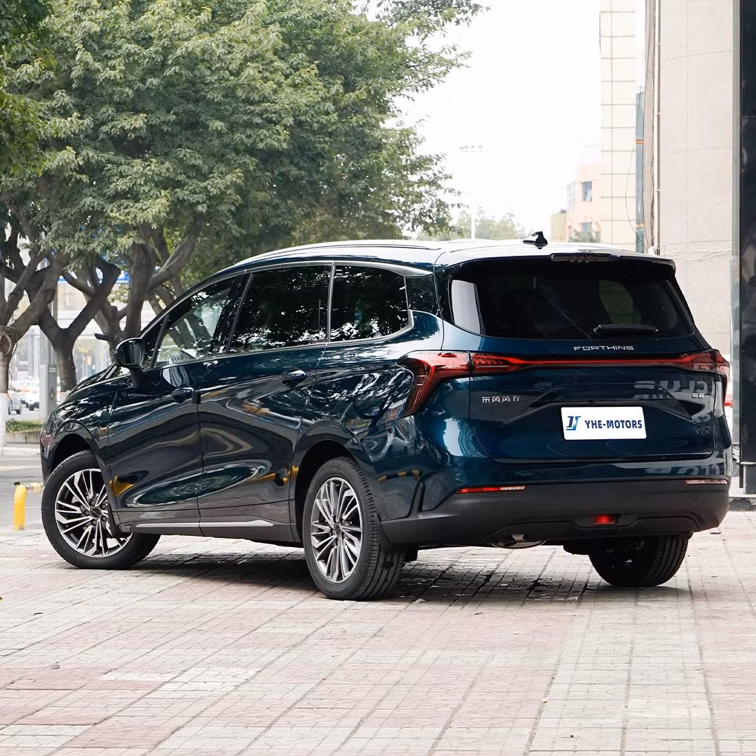 Dongfeng Forthing U-Tour minivan, rear view