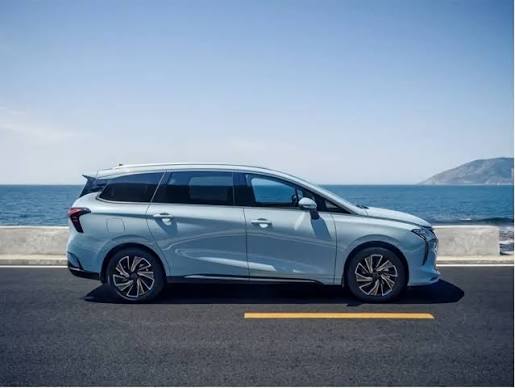 Dongfeng Forthing U-Tour minivan, side view