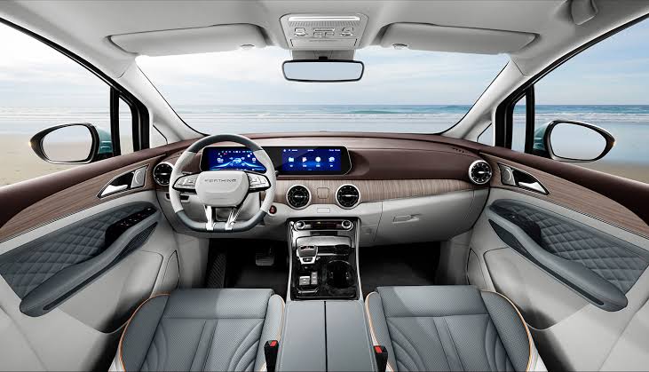 Dongfeng Forthing U-Tour dashboard and front seats