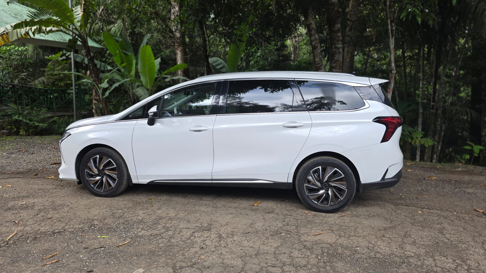 GAC M6 Pro minivan, side view